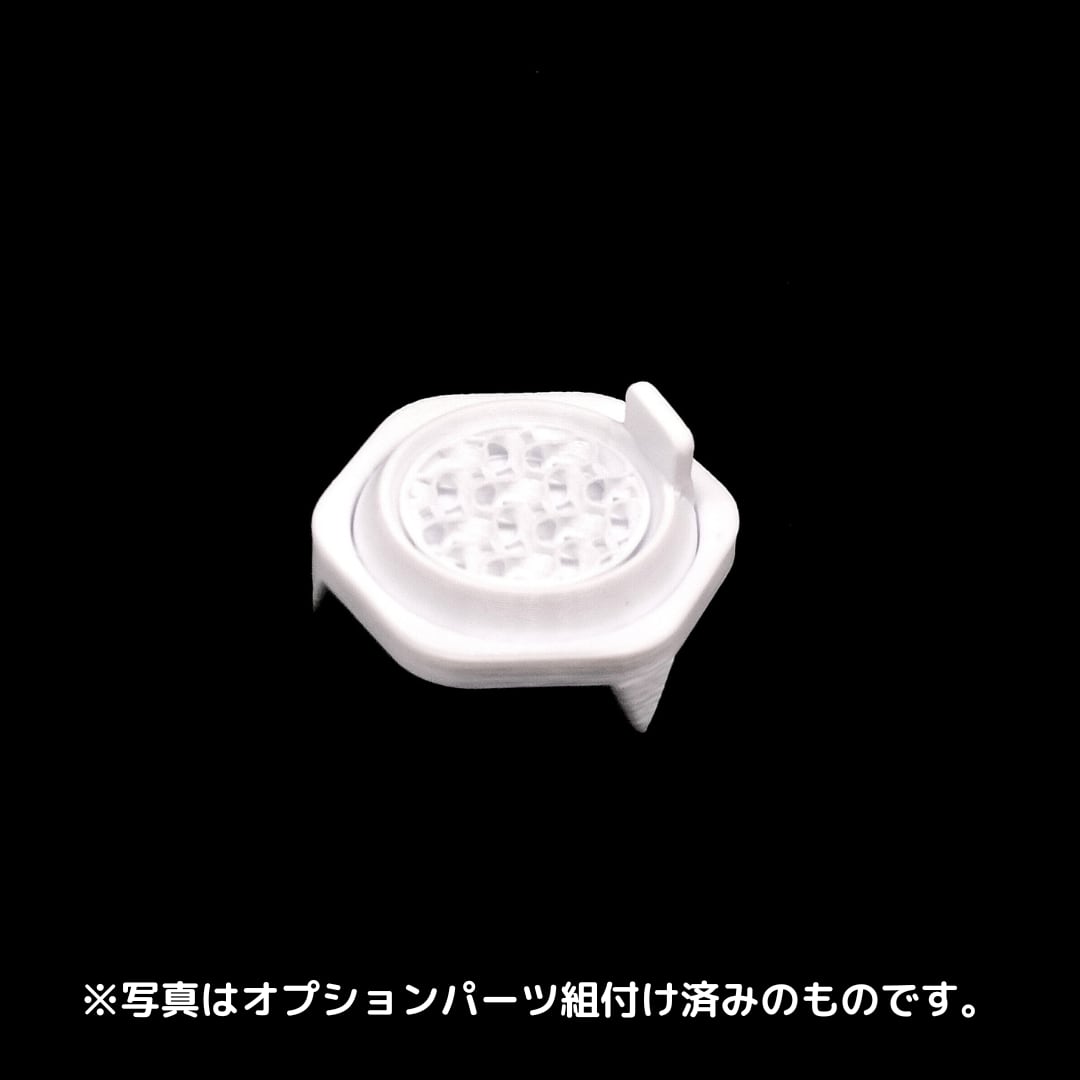 肉餌にも蜜餌にも使えるエサ皿。写真は溺死防止プレート・脚を取り付けた状態