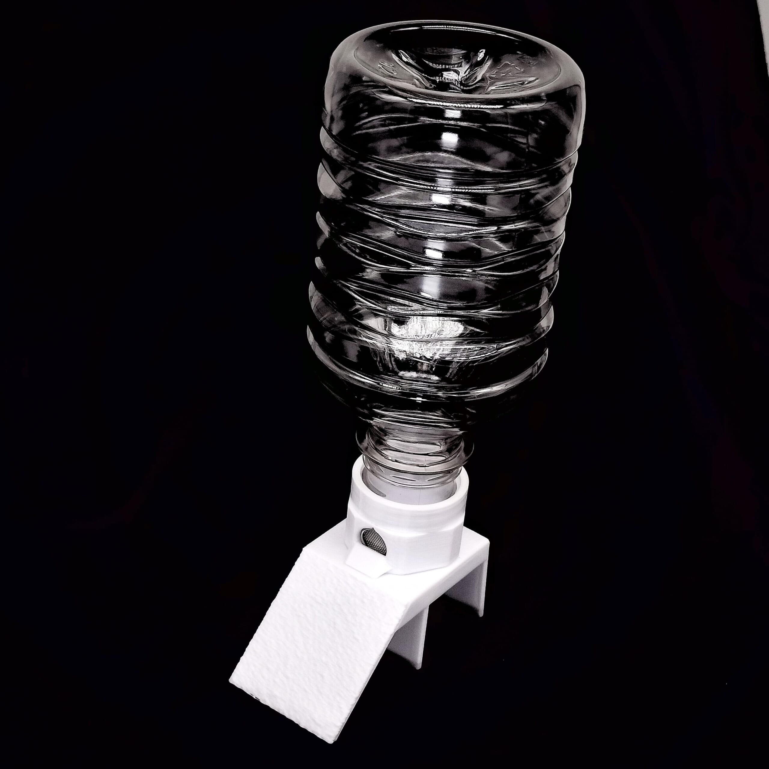 床材に合わせて設置するワーム向けスロープ足場。ボトルは付属しません