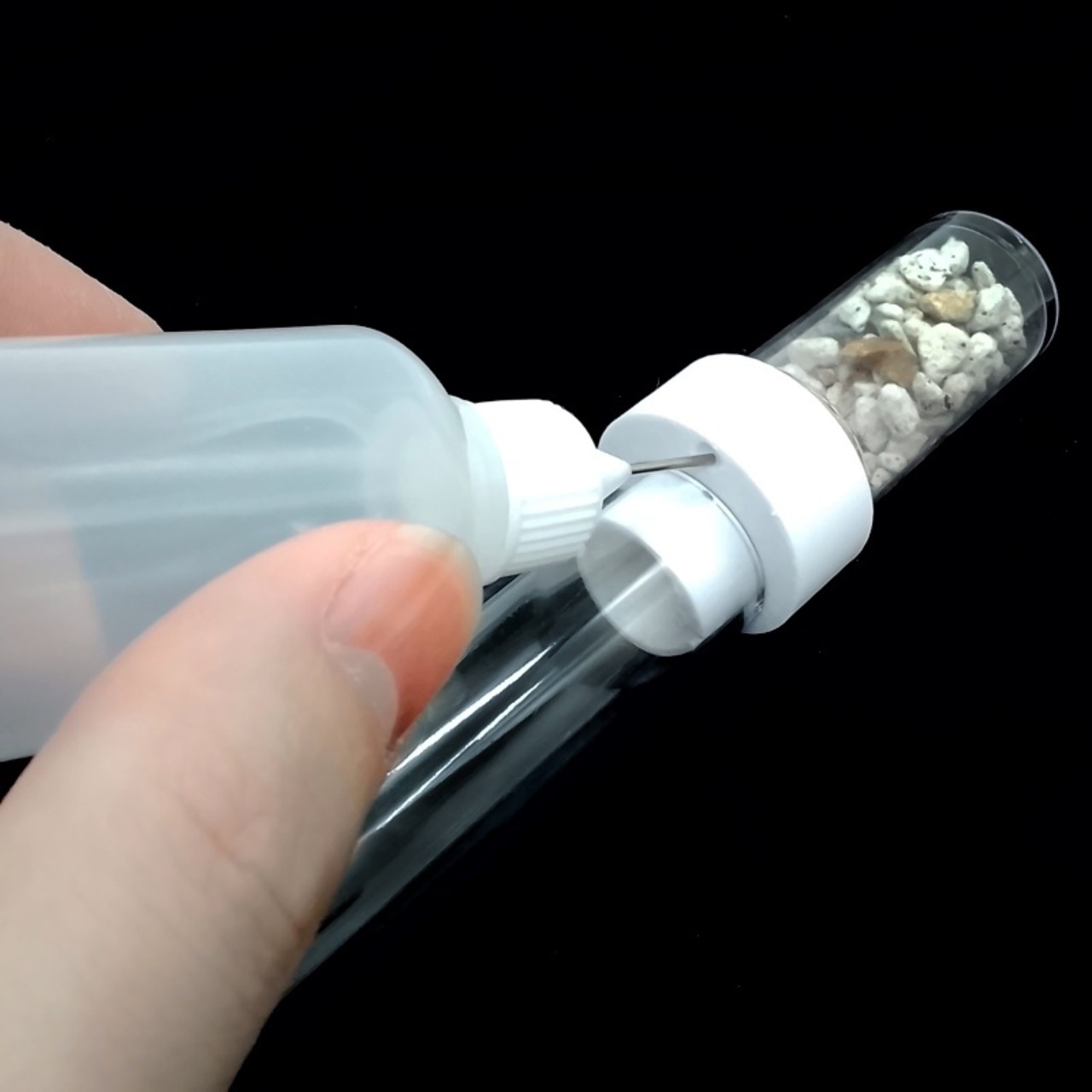 パイプセパレーターの給水口に細口ボトルを差し込む給水例