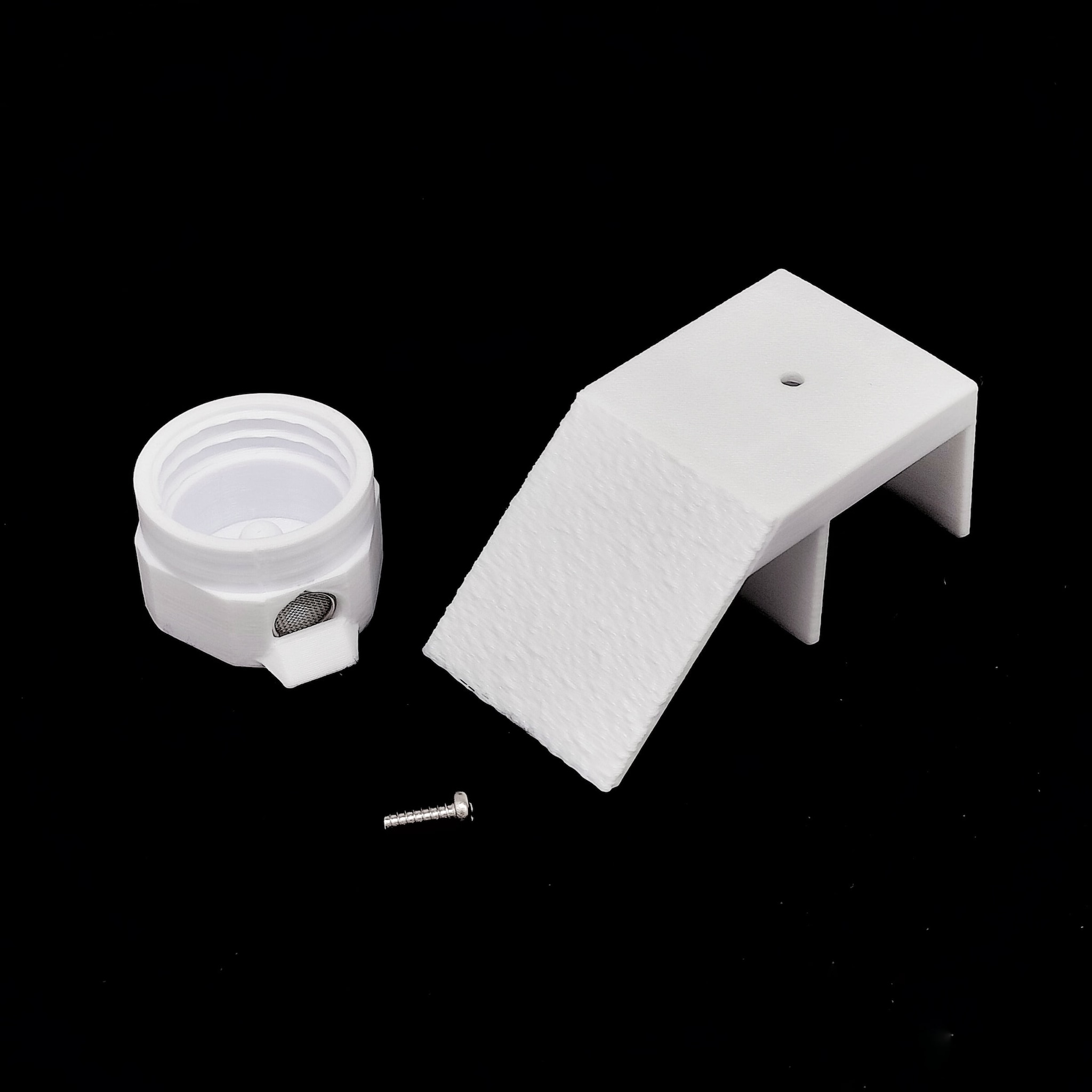 ワーム向けPB給水器のキャップとスロープ足場